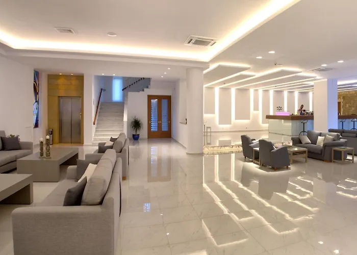 Hotel con piscina a Laganas